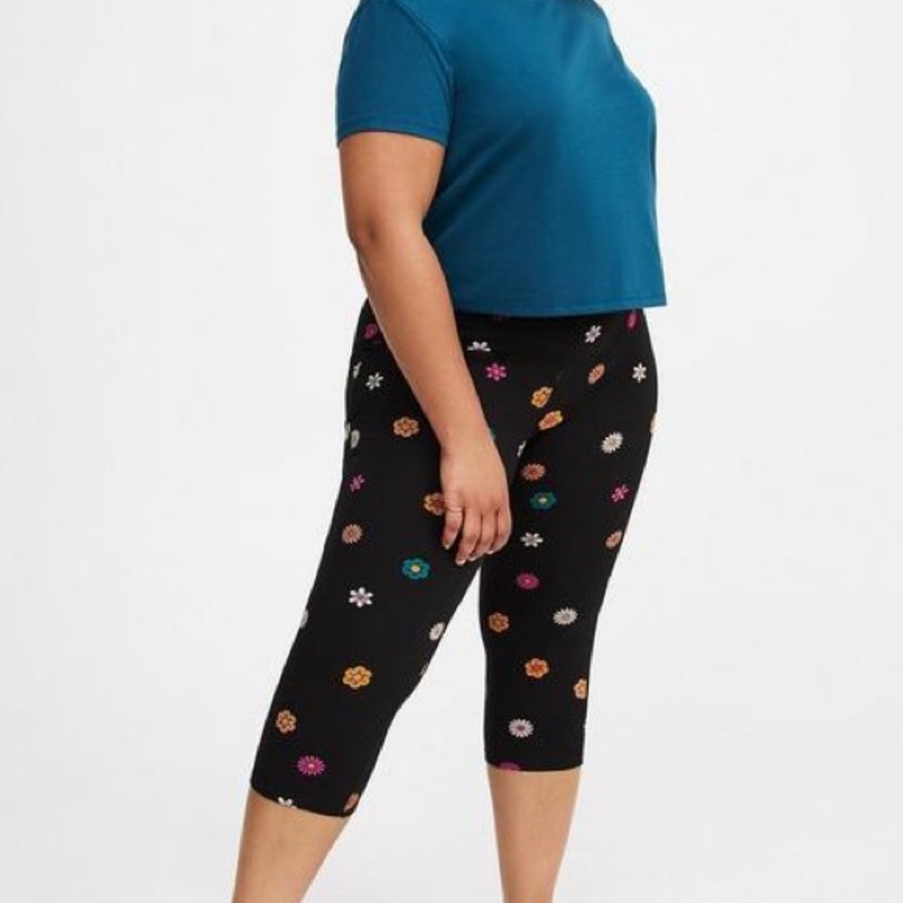 Torrid Black Floral Patterned Capri Leggings Size 5X